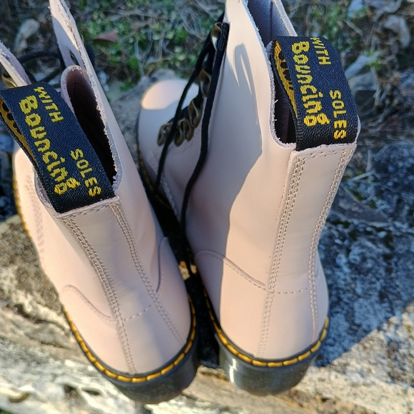 💣 Ah-MaZiNG 💣 Dr. Martens, NWOT, Sz. 9, "Leona" lace-up leather boots, Docs - Picture 8 of 16